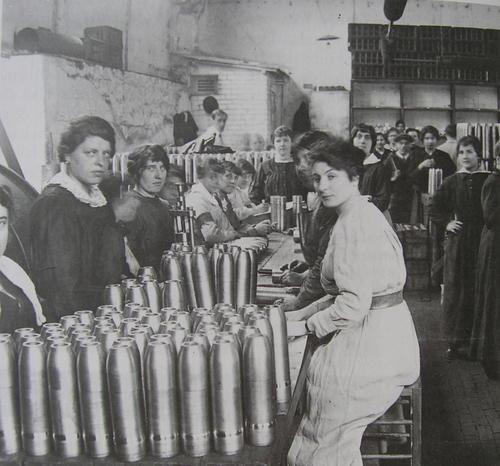 Les femmes travaillent pour l'effort de guerre