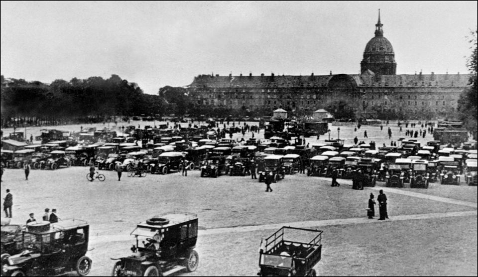 Taxi de la Marne sur l'Esplanade des Invalides 