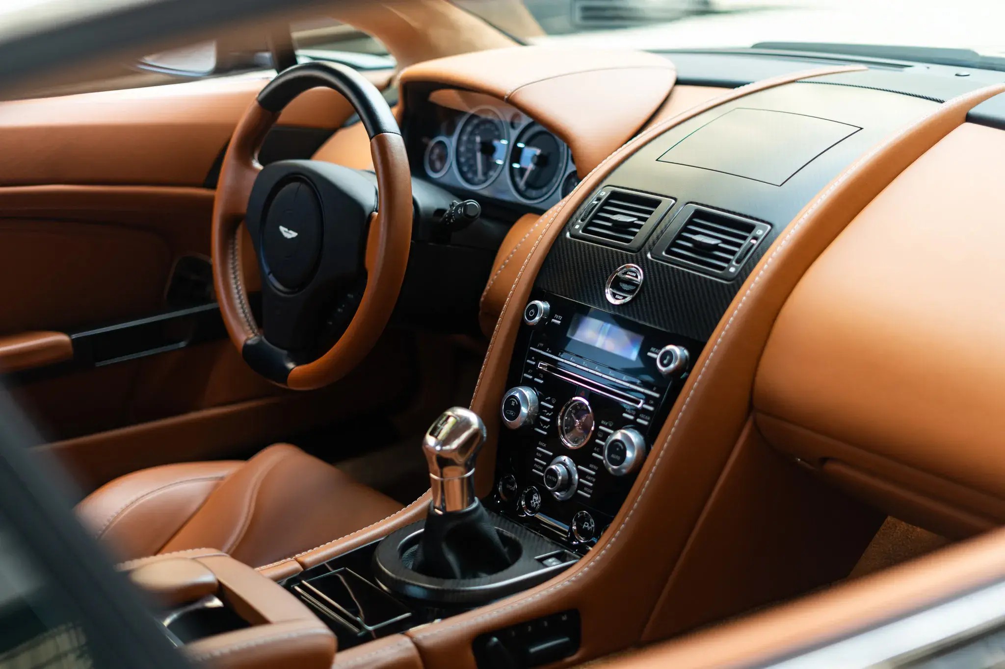 Aston Martin V12 Vantage intérieur Brun Nougat Mecanicus Paris