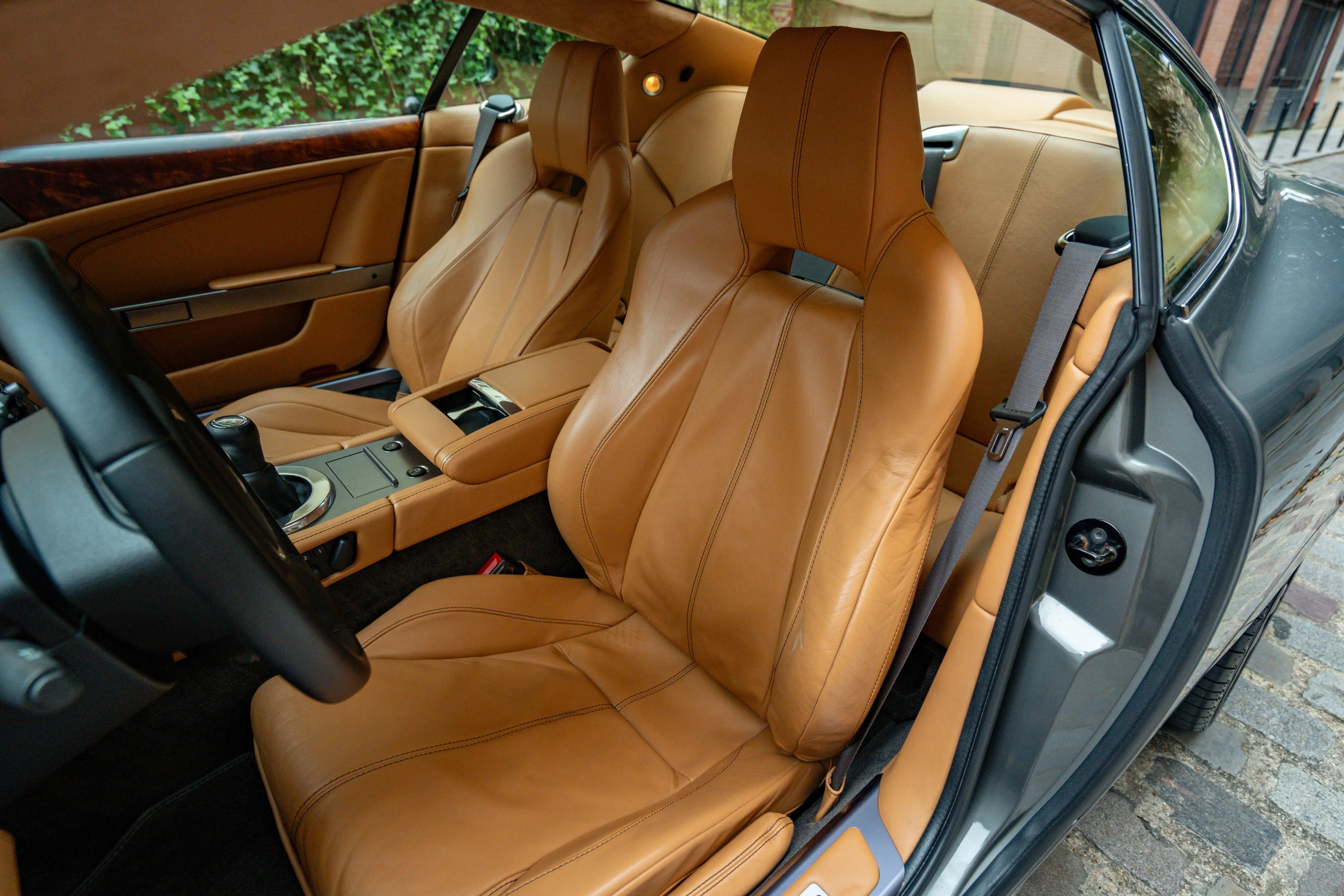 Intérieur Aston Martin DB9 Sahara Tan Cuir et Alcantara Mecanicus Paris