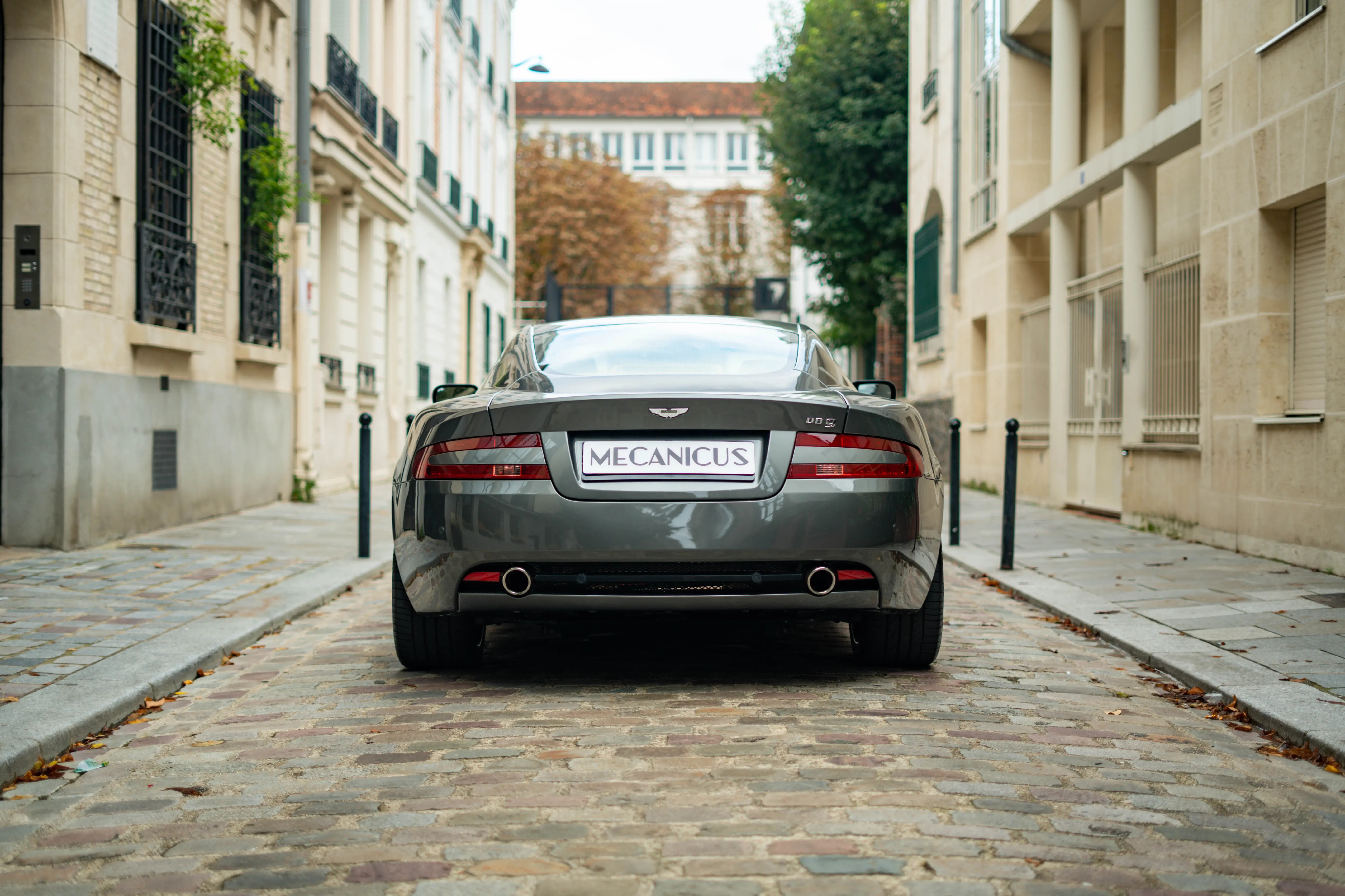 Aston Martin DB9 Mercury Silver Mecanicus Paris