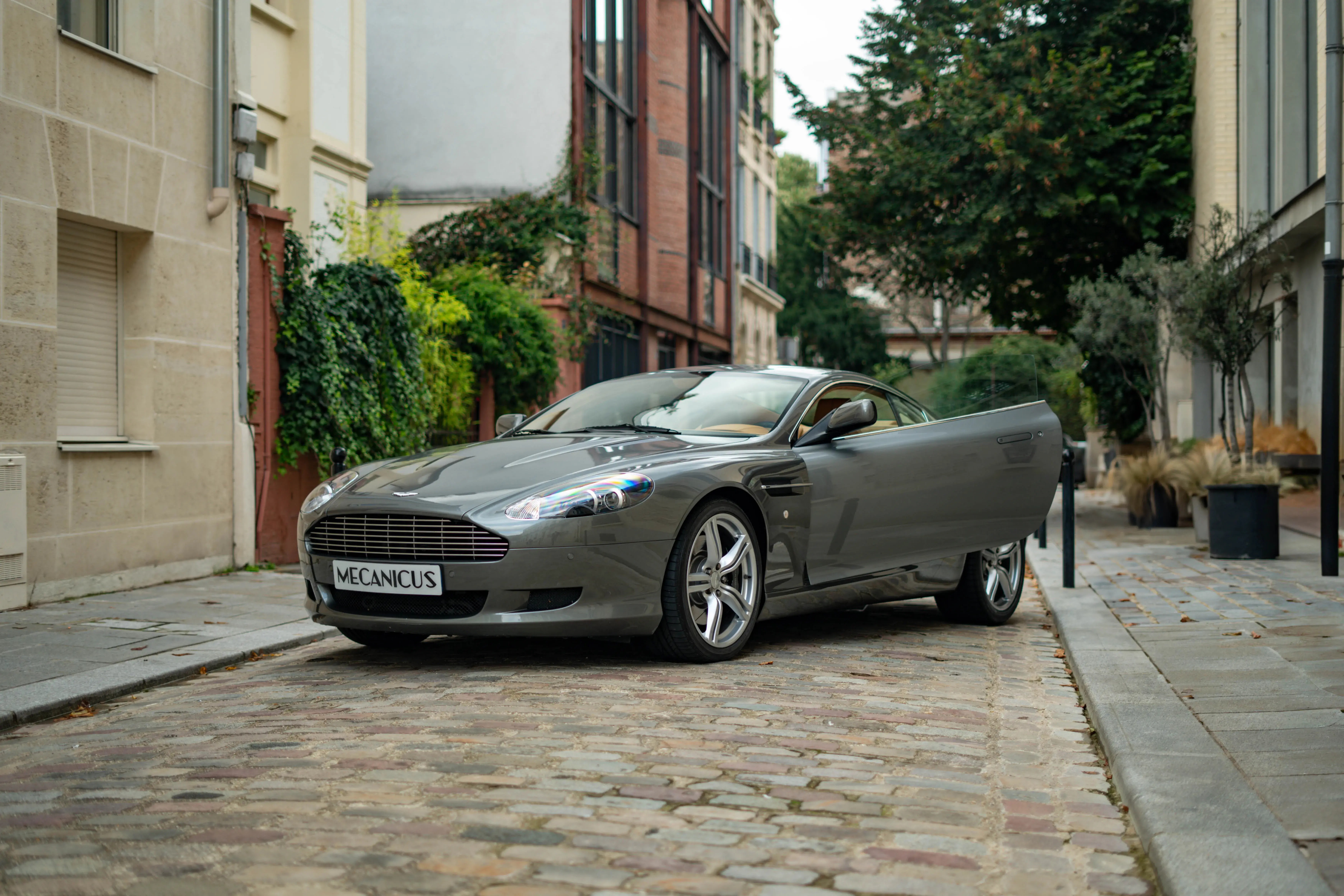 Aston Martin DB9 Mercury Silver Mecanicus Paris