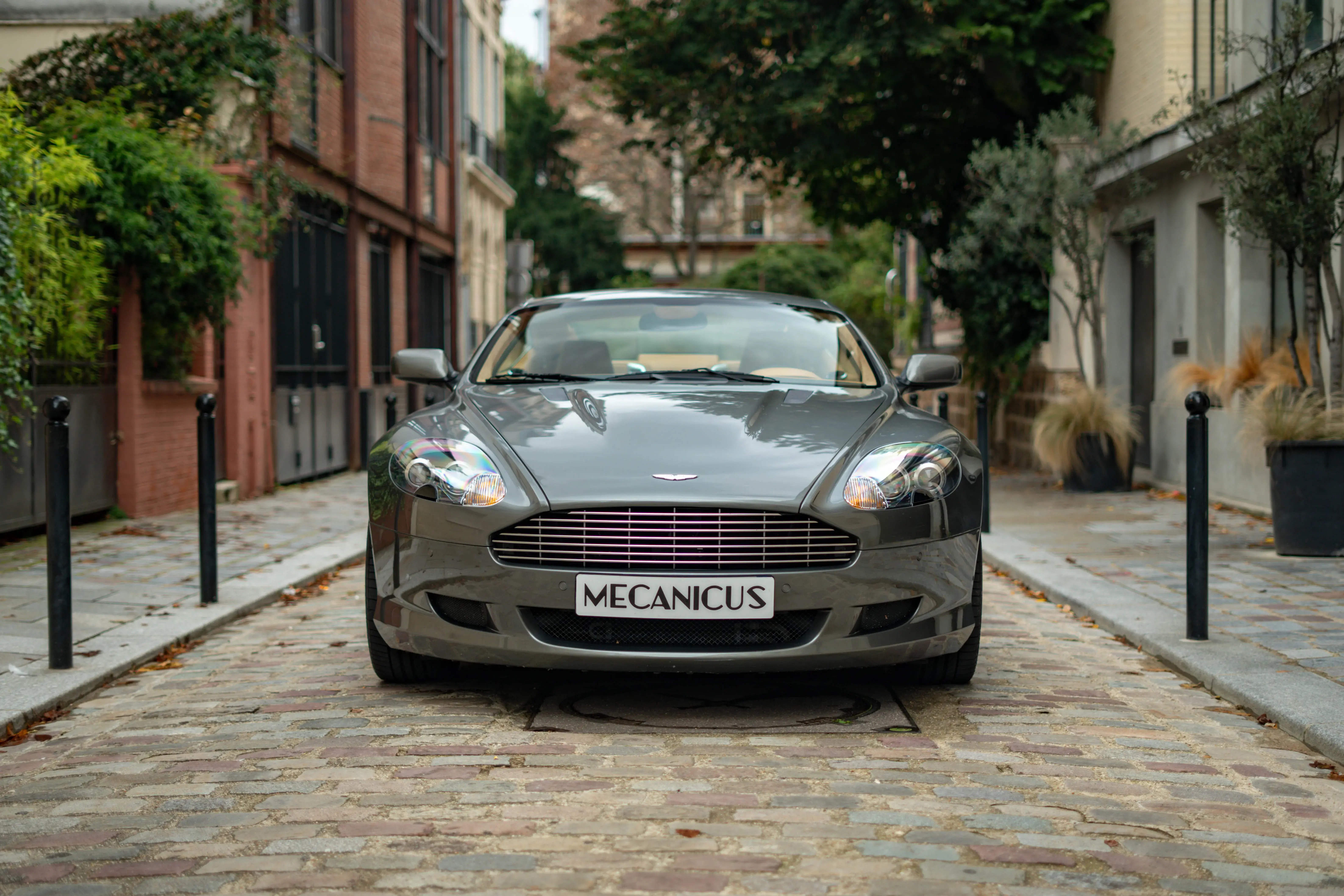 Aston Martin DB9 Mercury Silver Mecanicus Paris